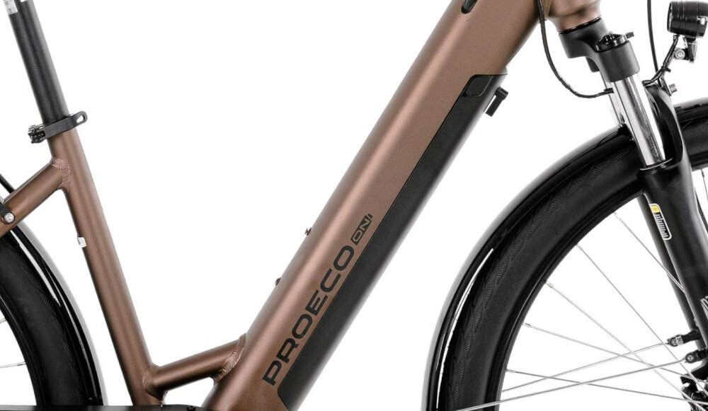 Rower elektryczny PROECO Wave AN 1.0 M17 28 cali Brązowy zbliżenie na baterię białe tło zasięg do 250 km bateria litowo-jonowa marki GREENWAY napięcie 36 V pojemność 14 Ah 504 Wh czas ładowania około 6-8 godzin żywotność baterii około 500 ładowań bateria w ramie