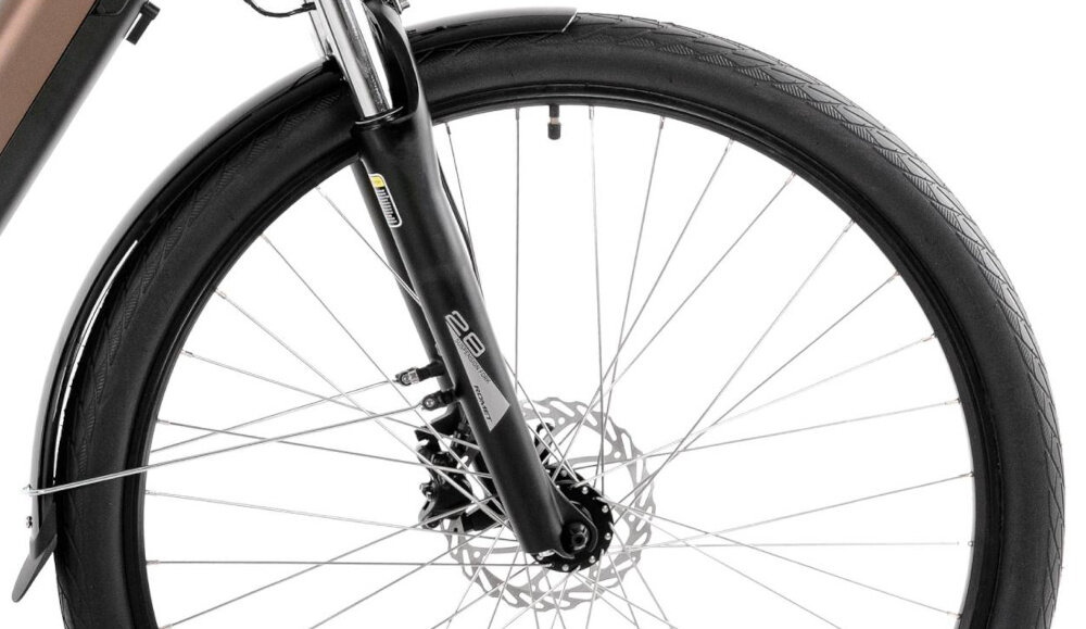 Rower elektryczny PROECO Wave AN 1.0 M17 28 cali Brązowy zbliżenie na przednie koło białe tło rozmiar koła 28 cali łatwo pokonać różne przeszkody duży kontakt koła z podłożem szerokie opony marki WANDA dobra przyczepność aluminiowe obręcze marki RMT Components zachowanie regularnego kształtu kół stabilne trzymanie opony regularne sprawdzanie ciśnienia powietrza wartość na bocznej części opony