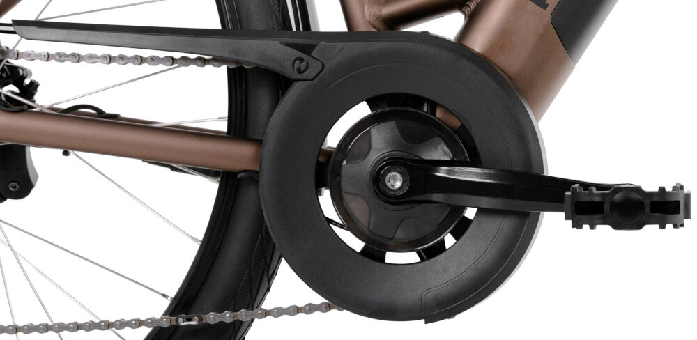 Rower elektryczny PROECO Wave AN 1.0 M17 28 cali Brązowy zbliżenie na osłonę łańcucha korbę i kasetę lekka i wydajna konstrukcja korby CYCLONE RS typu 44T wolnobieg SHIMANO typu 13-28T rower solidny wytrzyma obciążenie nawet w trudnych warunkach wytrzyma bardzo duży nacisk na pedały