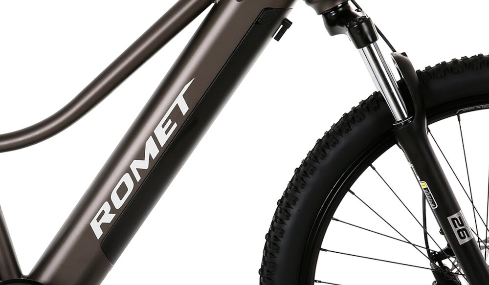 Rower elektryczny ROMET E-Rambler JR 1.0 504 U12 26 cali Grafitowy zbliżenie na baterię białe tło zasięg do 110 km bateria litowo-jonowa napięcie 36 V pojemność 14 Ah 504 Wh czas ładowania około 6-8 godzin żywotność baterii około 500 ładowań bateria w ramie