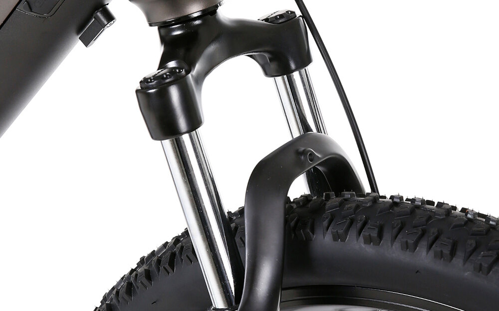 Rower elektryczny ROMET E-Rambler JR 1.0 504 U12 26 cali Grafitowy zbliżenie na amortyzator białe tło rower typu hardtail przedni amortyzator marki MODE ze skokiem 100 mm tłumi nierówności komfort bezpieczeństwo płynne prowadzenie roweru stabilność odpowiednia kontrola