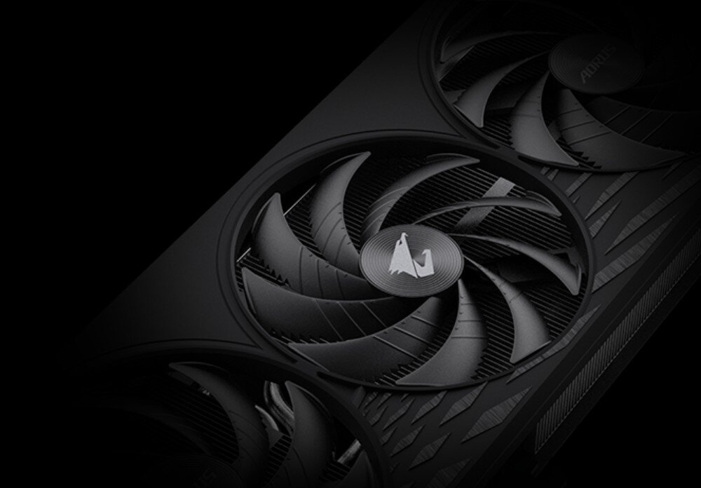 Karta graficzna GIGABYTE GeForce RTX 5060 Aorus Elite 8GB Zbliżenie na czarny wentylator z prążkowanymi łopatkami i metalicznym logiem z orłem w centrum