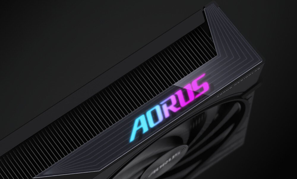 Karta graficzna GIGABYTE GeForce RTX 5060 Aorus Elite 8GB Zbliżenie na bok obudowy z podświetlanym gradientem napisem 'AORUS' na czarnym fakturowanym tle