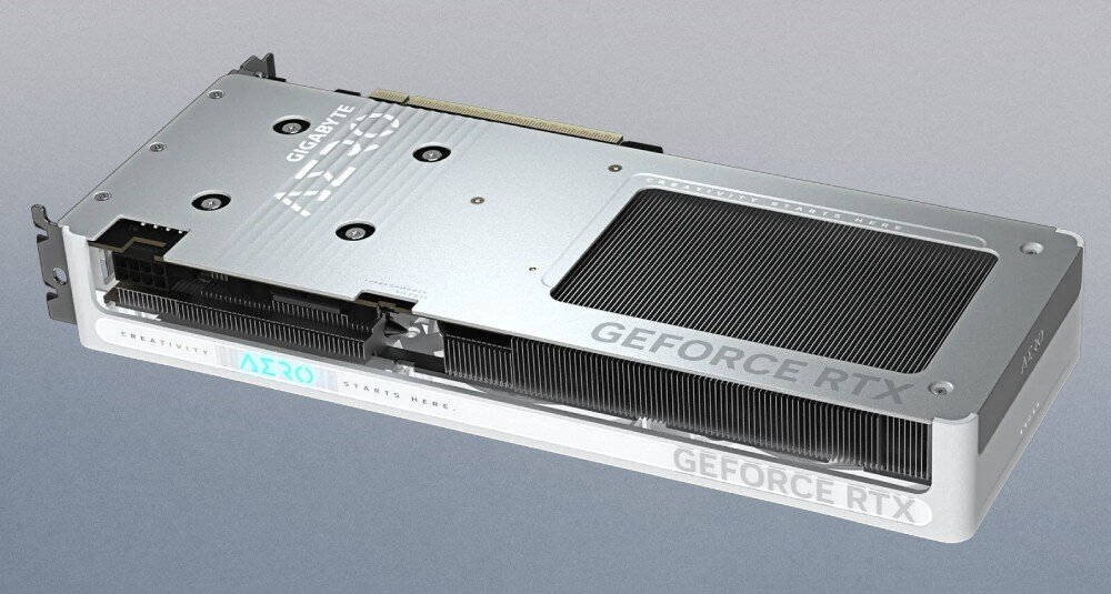 Karta graficzna GIGABYTE GeForce RTX 5060 Aero OC 8GB DLSS 4 Widok tylnej części karty Gigabyte AERO GeForce RTX, ukazujący srebrny backplate z wycięciem na chłodzenie i dużym logo AERO