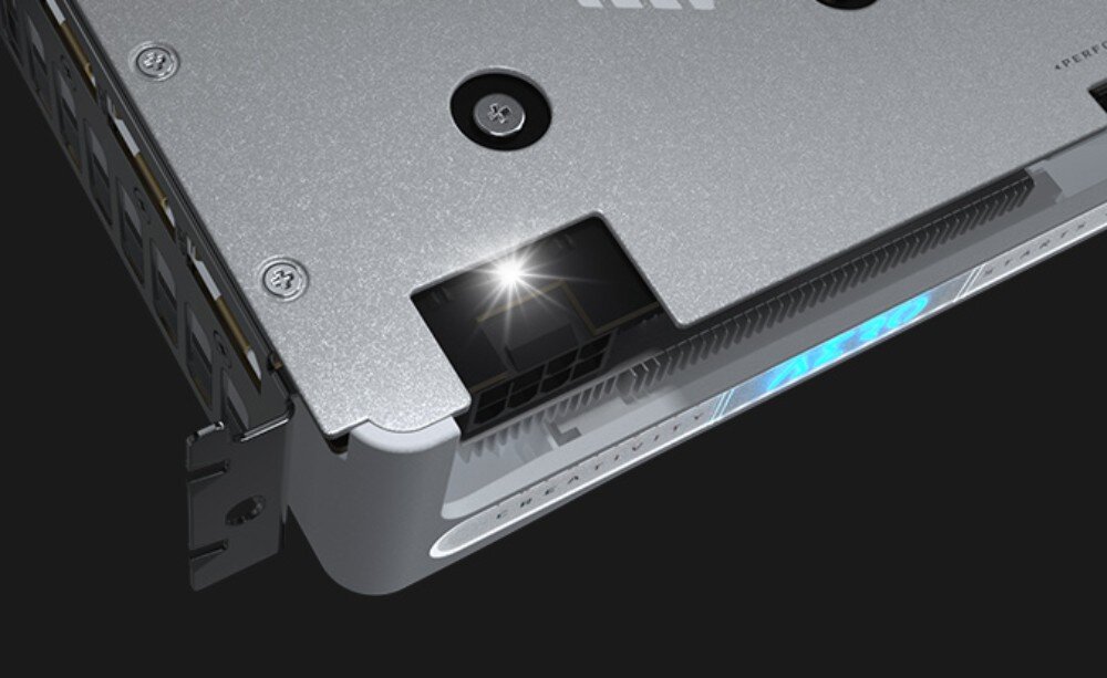 Karta graficzna GIGABYTE GeForce RTX 5060 Aero OC 8GB DLSS 4 Widok wnętrza karty Gigabyte AERO z odsłoniętym gniazdem zasilania, otoczonym eleganckim metalowym backplatem