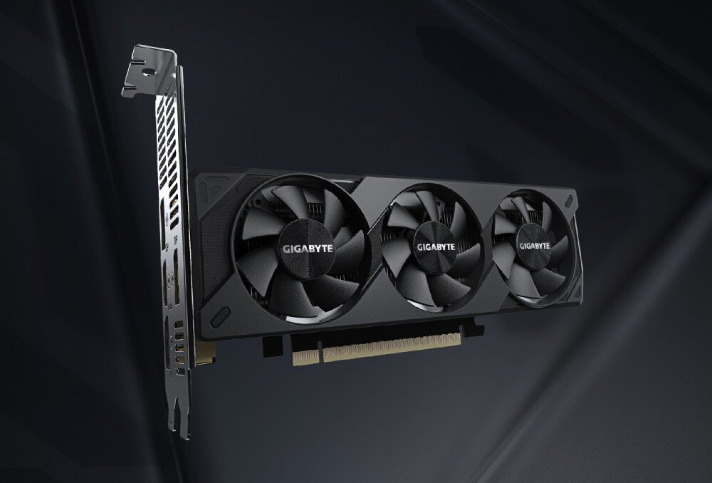 Karta graficzna GIGABYTE GeForce RTX 5060 OC Low Profile 8GB Karta graficzna z trzema wentylatorami ustawiona pionowo z widocznym standardowym śledziem montażowym