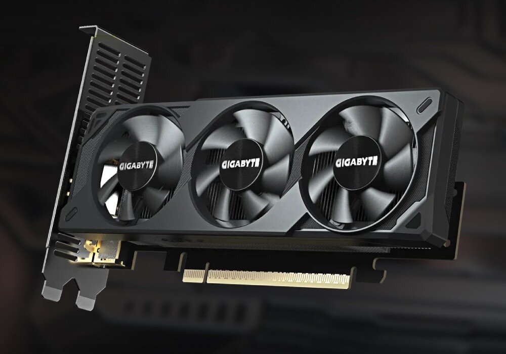 Karta graficzna GIGABYTE GeForce RTX 5060 OC Low Profile 8GB Ciemna karta graficzna wyposażona w trzy wentylatory z logo producenta widoczna w rzucie izometrycznym