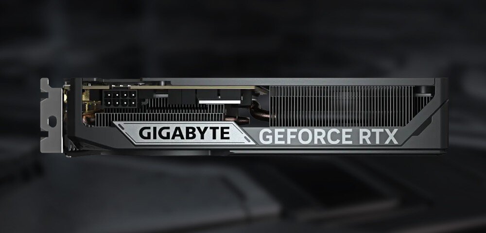 Karta graficzna GIGABYTE GeForce RTX 5060 Windforce 8GB widok z boku na kartę graficzną z widocznym radiatorem, złączem zasilania i logotypami 'Gigabyte' oraz 'GeForce RTX'