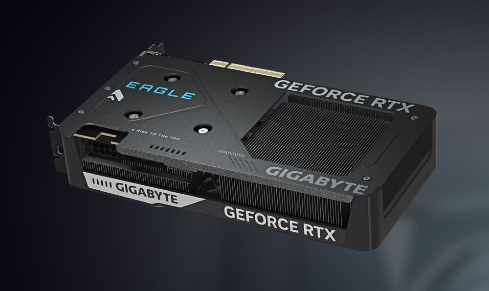 Karta graficzna GIGABYTE GeForce RTX 5060 Eagle OC 8GB Karta graficzna widoczna od strony płyty osłaniającej, eksponująca szarą powierzchnię z geometrycznymi liniami, śruby montażowe oraz otwór chłodzący po prawej stronie, architektura, układ graficzny, rdzenie CUDA, technologia