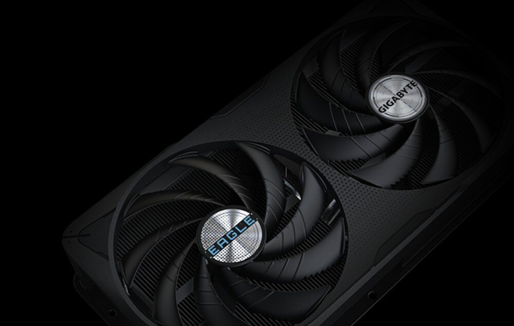 Karta graficzna GIGABYTE GeForce RTX 5060 Eagle OC 8GB Front karty graficznej na ciemnym tle, skupiający uwagę na dwóch wentylatorach z unikalnym kształtem łopatek i srebrnymi środkami z logotypami, wentylatory, tryb półpasywny