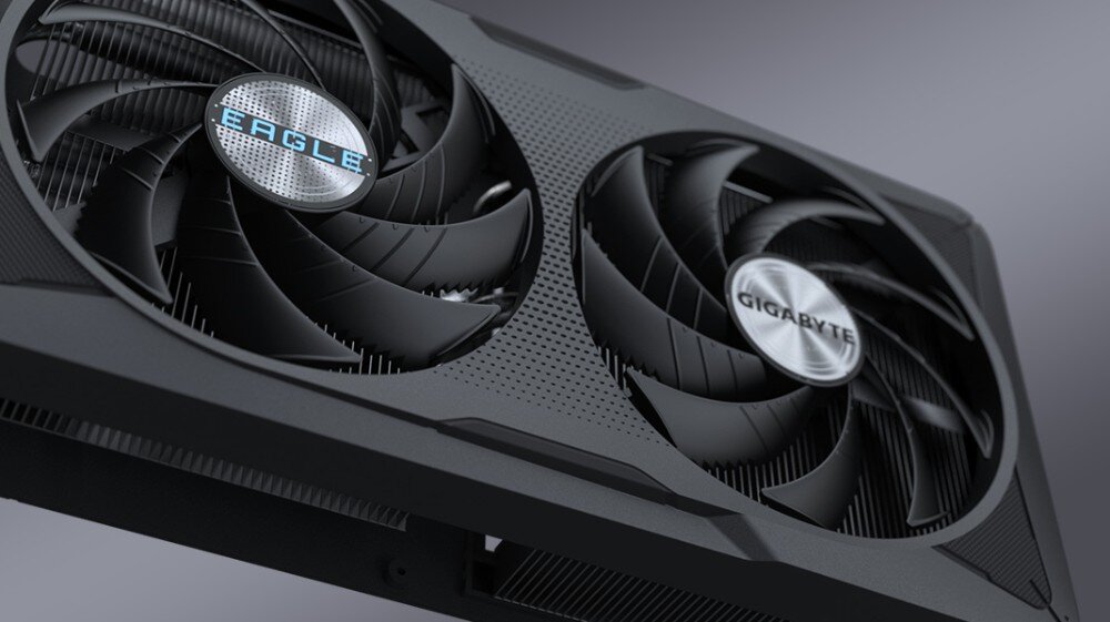 Karta graficzna GIGABYTE GeForce RTX 5060 Eagle OC 8GB Karta graficzna zaprezentowana pod kątem na jednolitym szarym tle, ukazująca dwa wentylatory oraz boczną ściankę z elementami stylistycznymi, wygląd, obudowa, styl