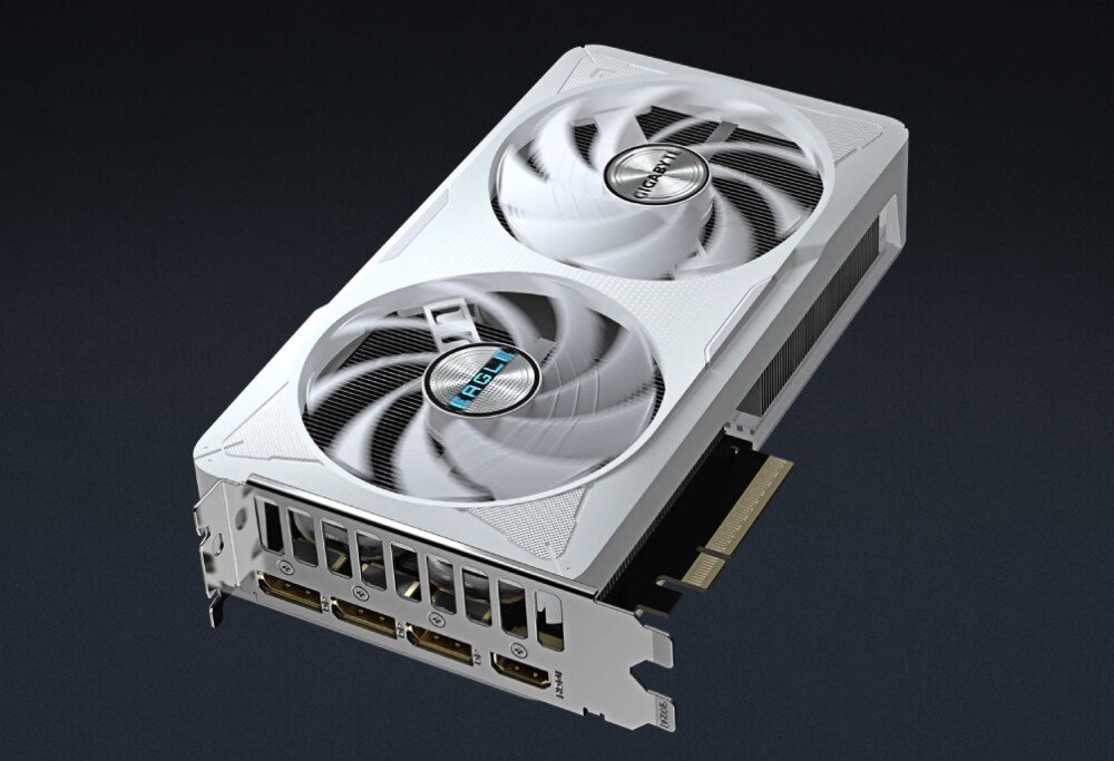 Karta graficzna GIGABYTE GeForce RTX 5060 Eagle Ice OC 8GB Zbliżenie na system chłodzenia karty pod dużym kątem, pokazujące detale łopatek wentylatorów z wypustkami aerodynamicznymi oraz fakturę obudowy, porty, wyjścia wideo