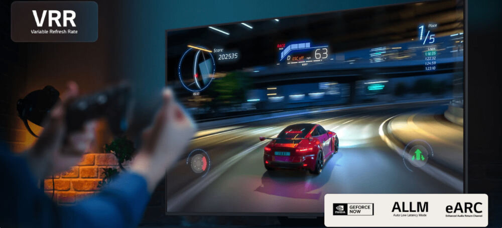 Telewizor LG 43NANO81A6A VRR płynna rozgrywka, osoba trzymająca kontroler do gry, gra wideo wyświetlana na telewizorze