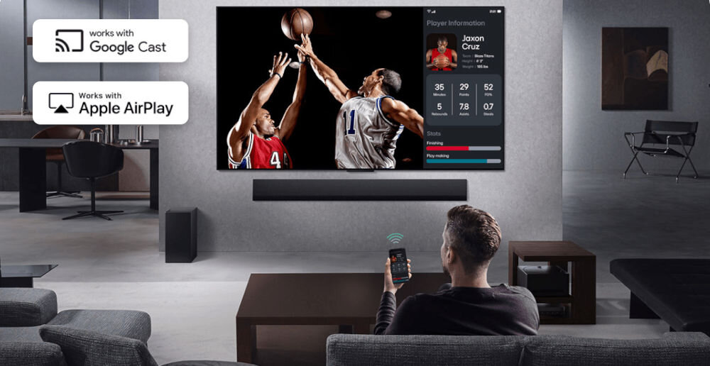 Telewizor LG 65NANO81A6A Multi View podział ekranu Google Cast AirPlay, mecz koszykówki w tv, osoba siedząca na kanapie z telefonem w ręku