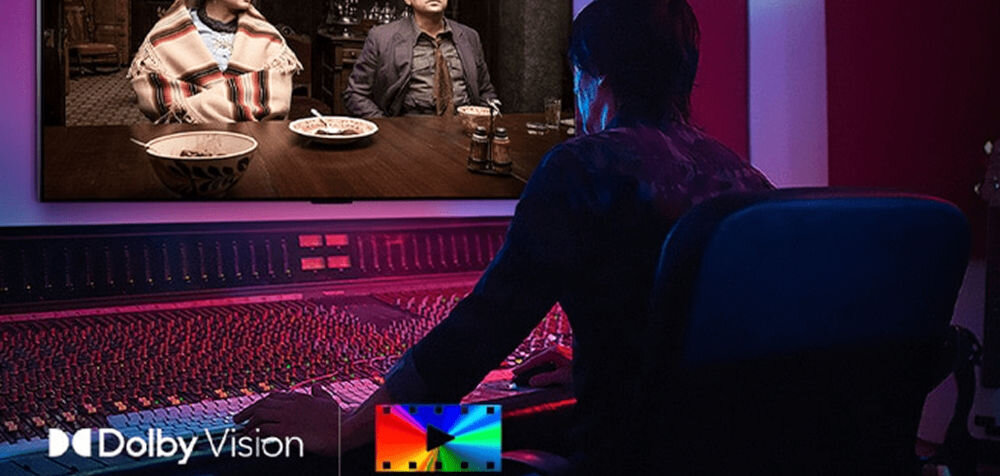 Telewizor LG 65NANO81A6A FILMMAKER MODE realistyczny obraz kompensacja światła, osoba siedząca przy mikserze w studio