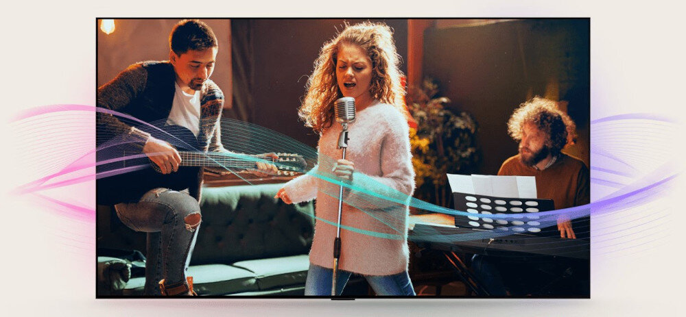 Telewizor LG 75QNED93A6A AI Clear Sound czysty dźwięk dialogi, osoba trzymająca mikrofon w ręku na ekranie telewizora