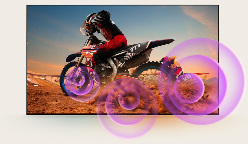 Telewizor LG 50QNED70A6A Dynamic Sound Booster wzmocniony dźwięk, motocyklista jadący motorem na torze motocrossowym