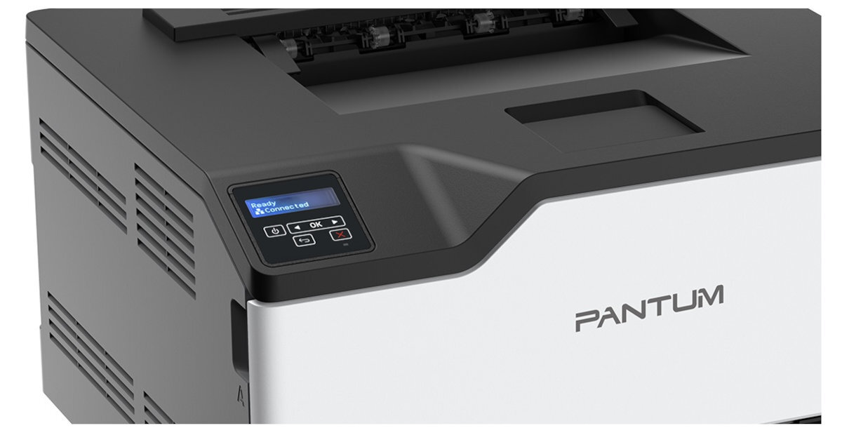 Na obrazie widoczna jest drukarka z logo \'PANTUM\' na przednim panelu. Na panelu sterowania wyświetla się tekst: \'Ready A Configure Load\'.