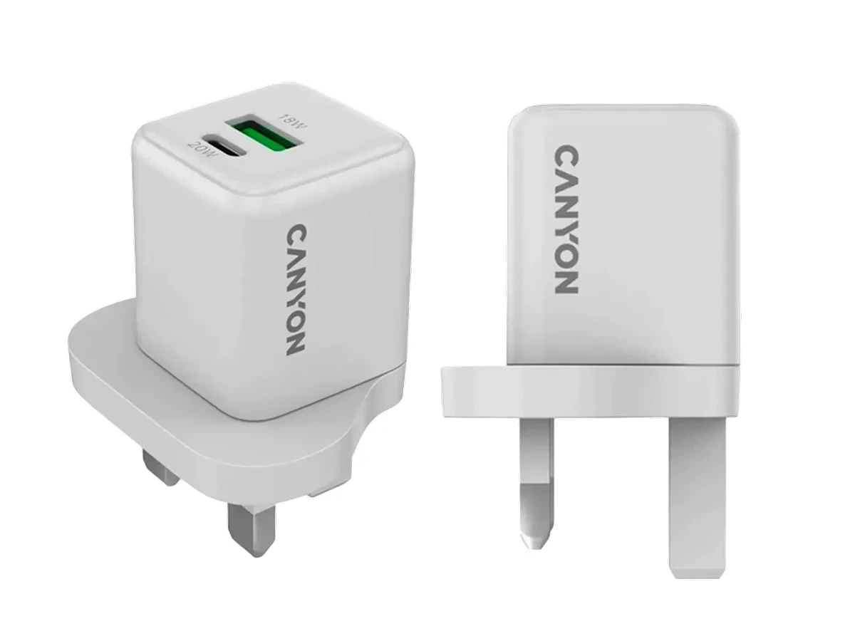 Biała ładowarka sieciowa z dwoma wtyczkami i dwoma portami: USB-C oznaczonym \'20W\' i USB-A oznaczonym \'18W\'. Na obudowie widoczne jest logo \'CANYON\'.