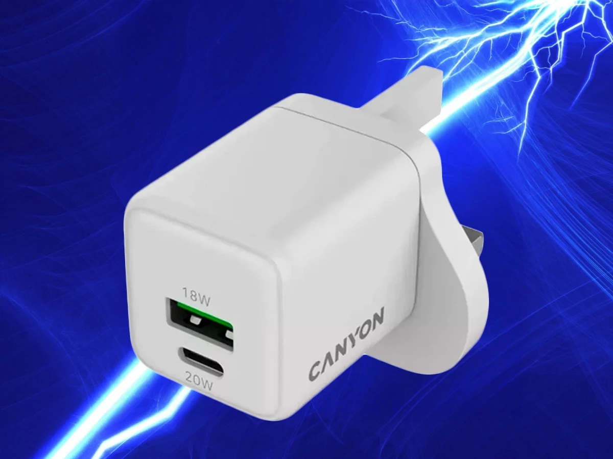 Biała ładowarka sieciowa z dwoma portami oznaczonymi jako 18W i 20W, z widocznym logo \'CANYON\'. W tle niebieskie błyskawice na ciemnym tle.