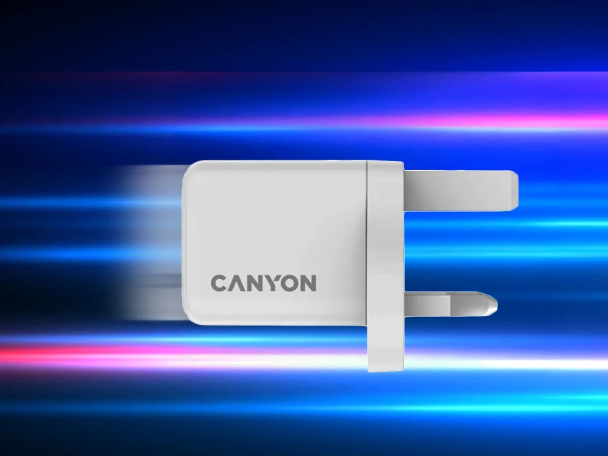 Biała ładowarka sieciowa z logo \'CANYON\' na tle z dynamicznymi, kolorowymi liniami.