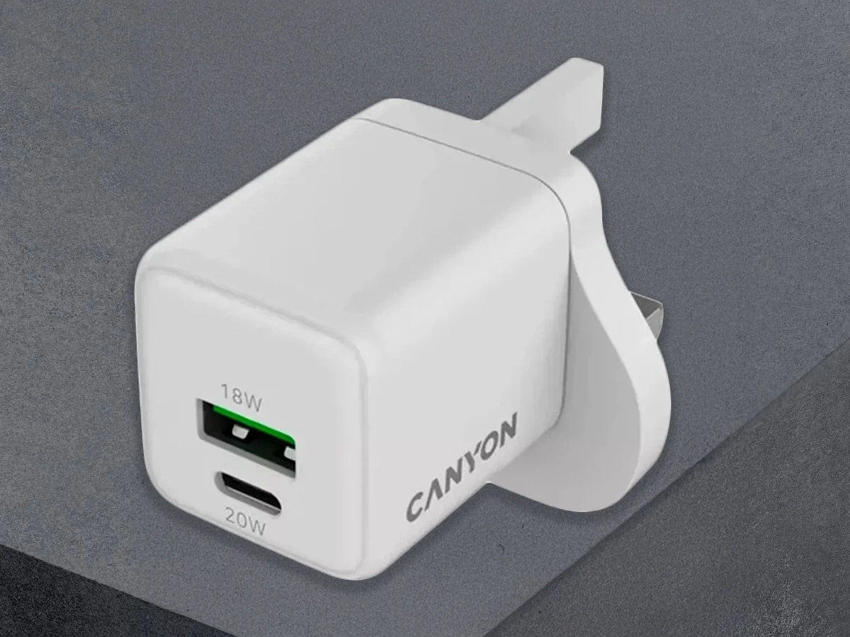 Biała ładowarka sieciowa z dwoma portami oznaczonymi jako 18W i 20W, z widocznym logo \'CANYON\'.