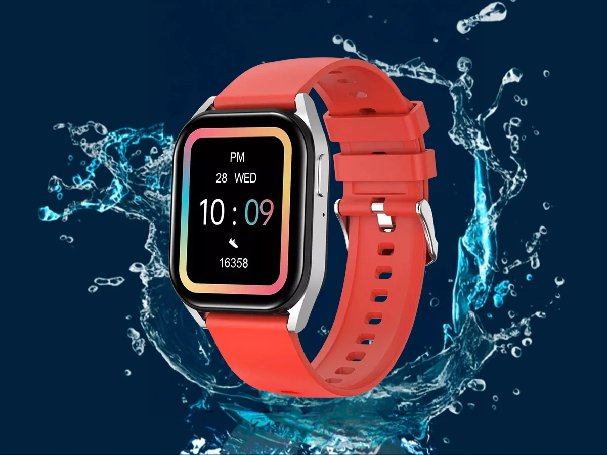 Smartwatch z czerwoną opaską i srebrną kopertą, wyświetlający godzinę 10:09, datę 28 WED oraz liczbę kroków 16358. W tle widoczne są rozpryski wody na ciemnym tle.