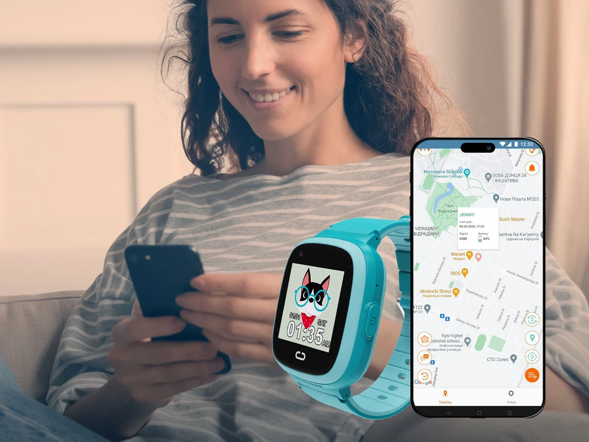 Osoba trzymająca smartfon siedzi na kanapie, obok niej widoczny jest niebieski smartwatch z wyświetlaczem pokazującym godzinę 1:35 i grafikę kota. Obok znajduje się ekran smartfona z mapą i lokalizacją oznaczoną jako \'JENNY\'.