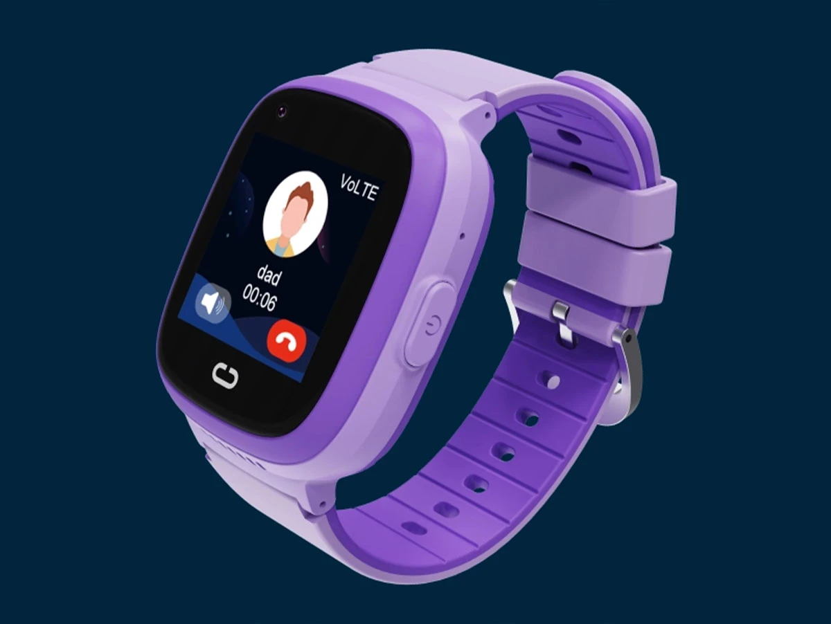 Fioletowy smartwatch z wyświetlaczem pokazującym ekran połączenia z napisem \'VoLTE\', \'dad\' i czasem \'00:06\'. Pasek zegarka jest również fioletowy z metalowym zapięciem.
