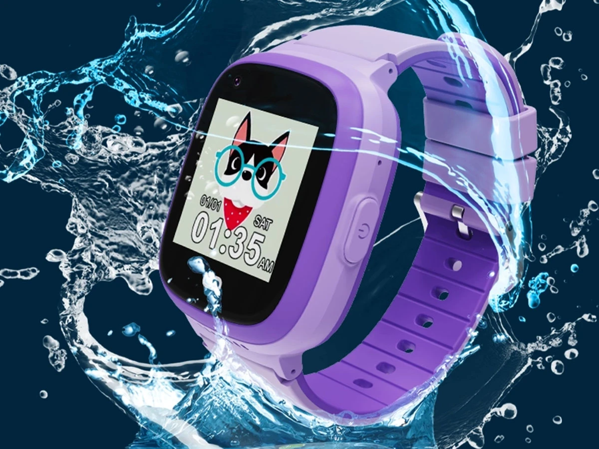 Fioletowy smartwatch z wyświetlaczem pokazującym grafikę psa w okularach oraz datę i godzinę: 01/01 SAT 01:35 AM. Zegarek jest otoczony rozpryskami wody na ciemnym tle.