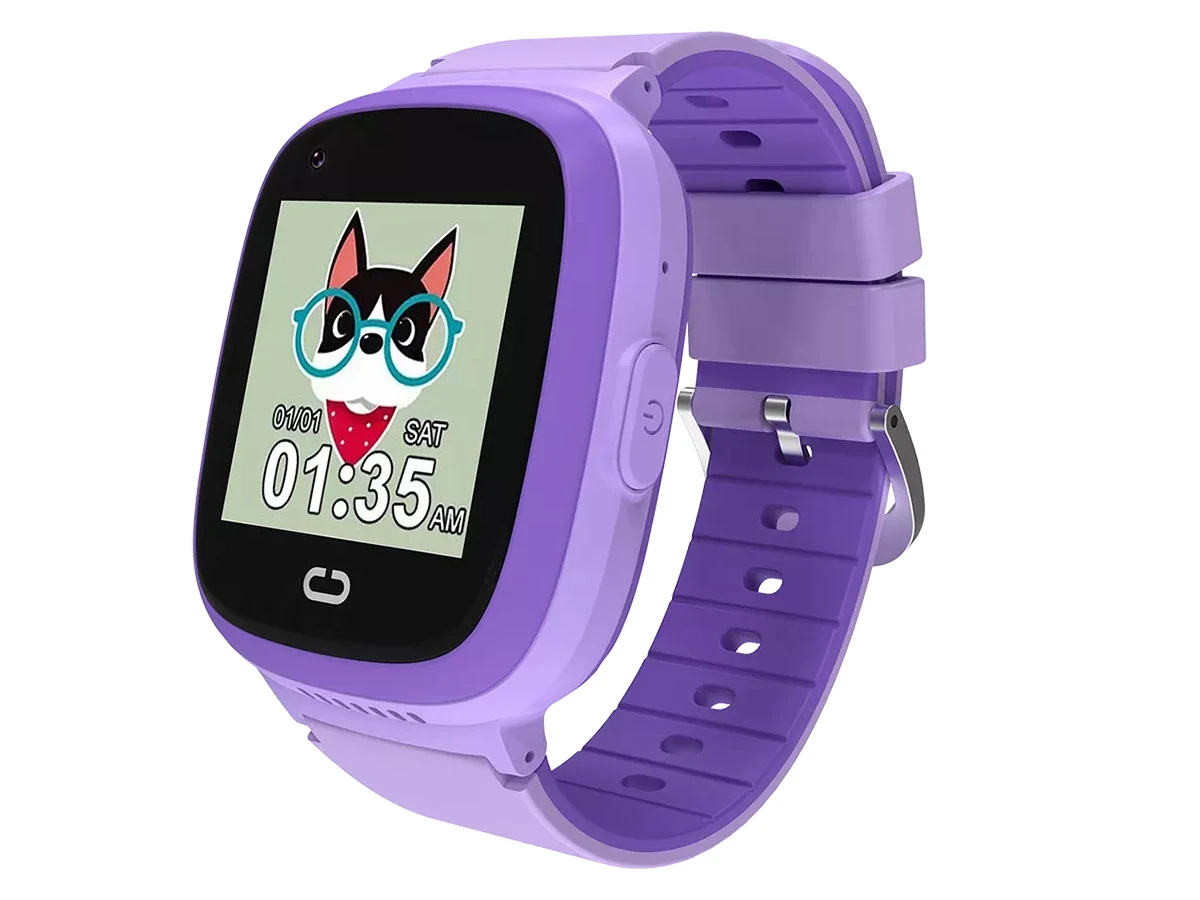 Fioletowy smartwatch z wyświetlaczem pokazującym grafikę psa w okularach oraz datę i godzinę: 01/01, SAT, 01:35. Pasek zegarka jest również fioletowy z metalowym zapięciem.