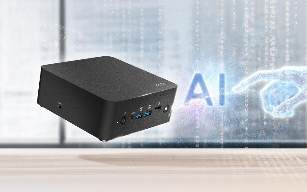 Komputer MSI Cubi NUC AI+ 2MG-007EU Ciemnoszary miniaturowy komputer stoi na drewnianym blacie, a w tle widoczny jest napis 'AI' i grafika przedstawiająca błękitną dłoń sięgającą w jego kierunku, opis