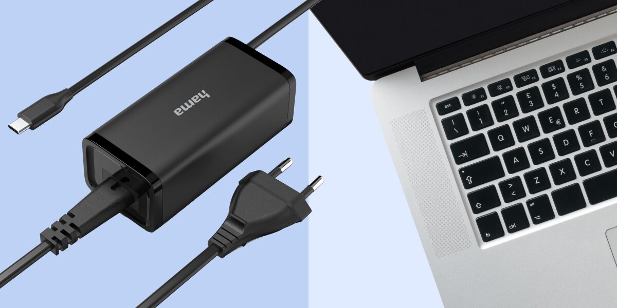 Zbliżenie na czarną ładowarkę Hama z wtyczką europejską i przewodem USB-C, obok klawiatura laptopa.