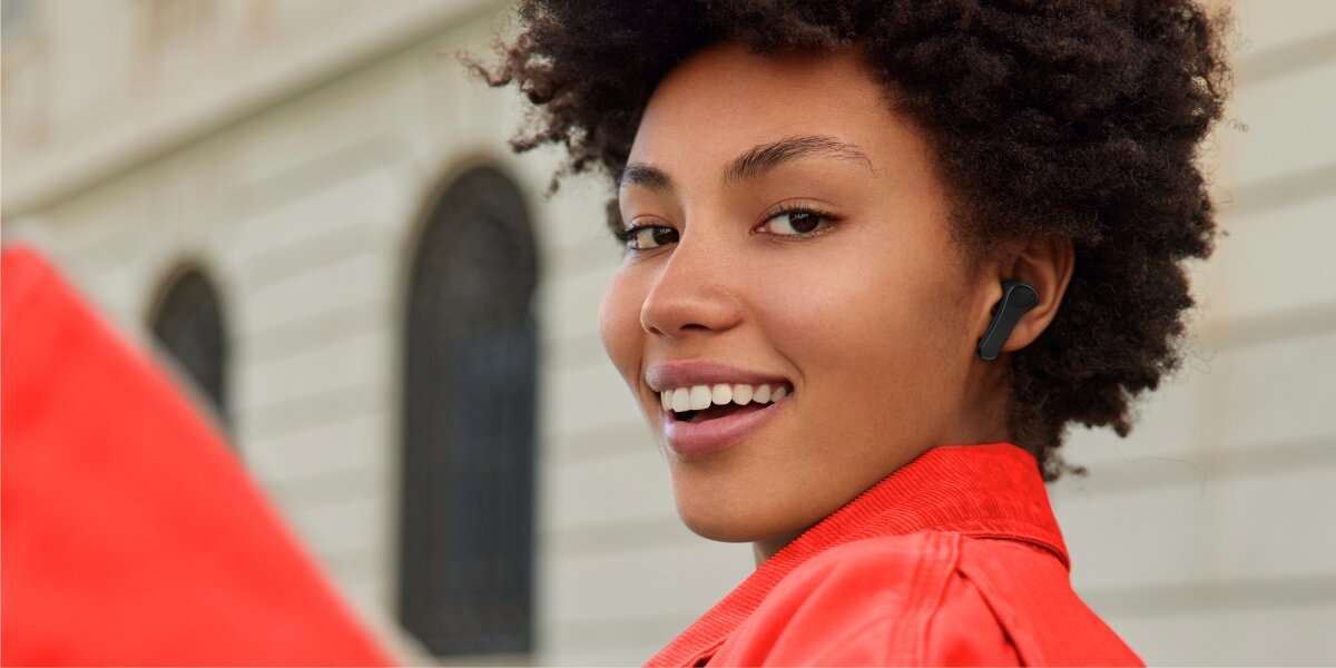 Słuchawki douszne HAMA Spirit Unchained - Swoboda i czysty dźwięk, osoba z założonymi słuchawkami 