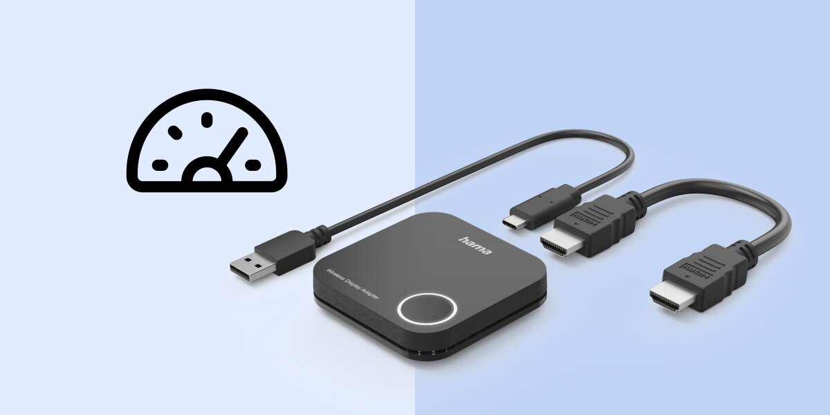 Na obrazie znajduje się czarny transmiter HDMI marki Hama z okrągłym przyciskiem, obok którego leżą dwa kable HDMI. Po lewej stronie widoczna jest ikona prędkościomierza.