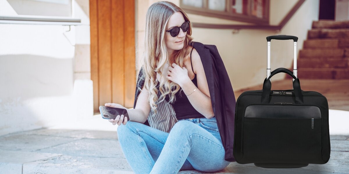 SAMSONITE Evosight - na zdjęciu kobieta siedząca an schodkach obok torba