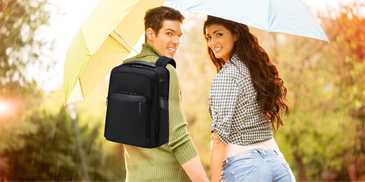 SAMSONITE Evosight - na zdjęciu para, mężczyzna ma na plecach plecak