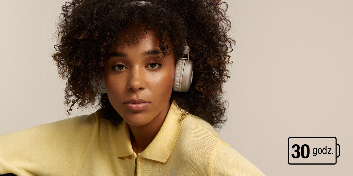 Słuchawki nauszne FRESH N REBEL Code Core Czas odtwarzania, czas ładowania, osoba z zalożonymi słuchawkami nausznymi