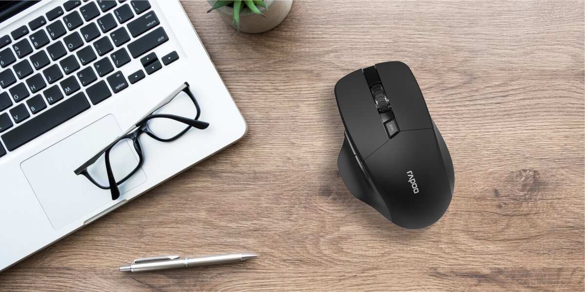 RAPOO M610 mysz na blacie obok laptopa