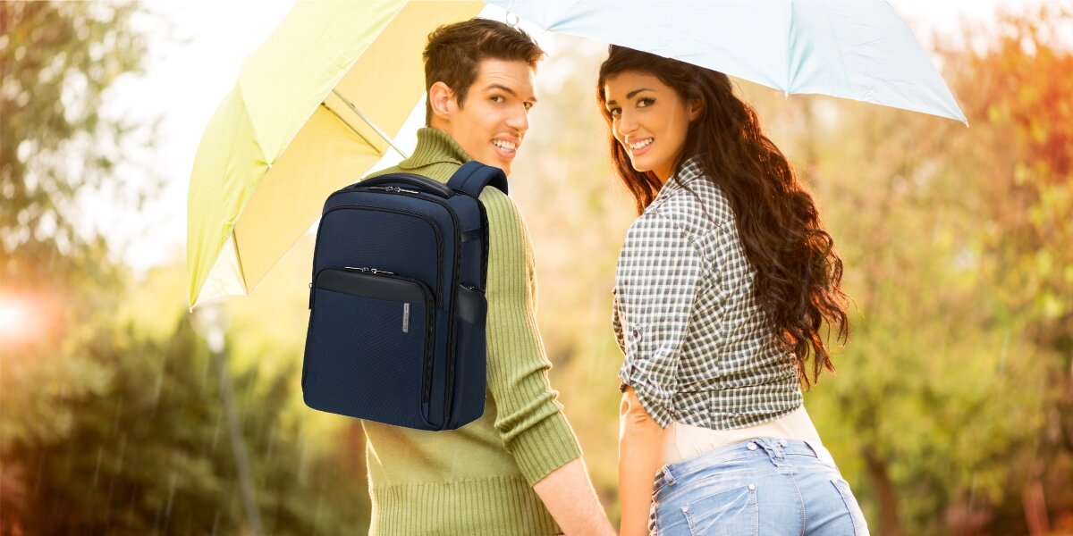 SAMSONITE Evosight - na zdjęciu para, mężczyzna ma na plecach plecak