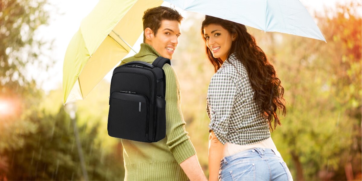 SAMSONITE Evosight - na zdjęciu para, mężczyzna ma na plecach plecak