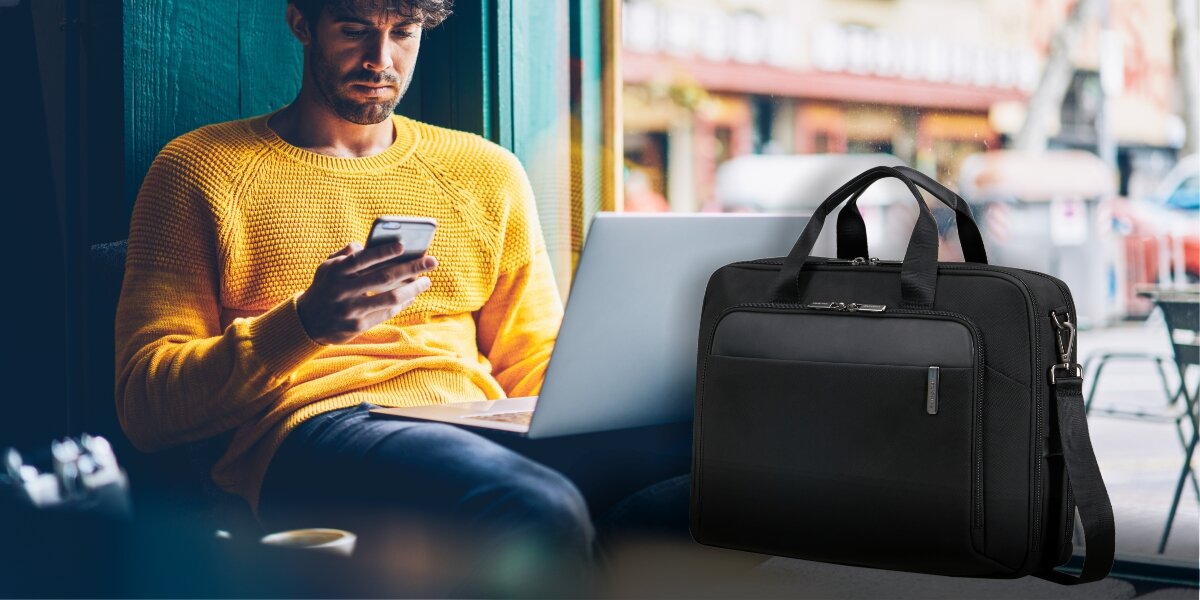 SAMSONITE Bailhandle Evosight - torba obok mężczyzny z laptopem