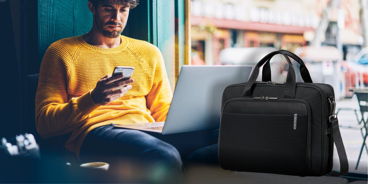 SAMSONITE Bailhandle Evosight - torba obok mężczyzny z laptopem