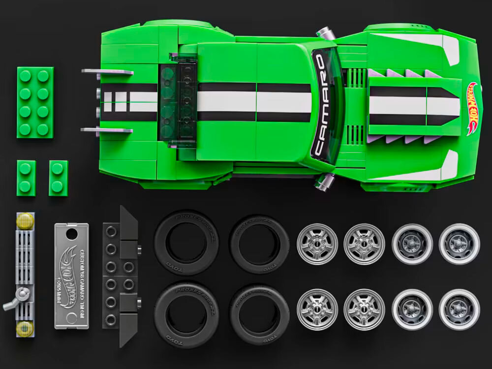 Klocki plastikowe BRICK SHOP Hot Wheels Speed Series Custom 68 Camaro JFT16 widok z góry na samochód i ułożóne wokół niego części