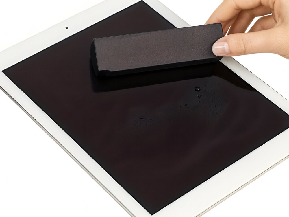 Spray czyszczący do wyświetlaczy BELINE 10 ml, zabrudzenia, zacieki, smugi, palce, dłoń przeciera wyświetlacz notebooka obudową spraya