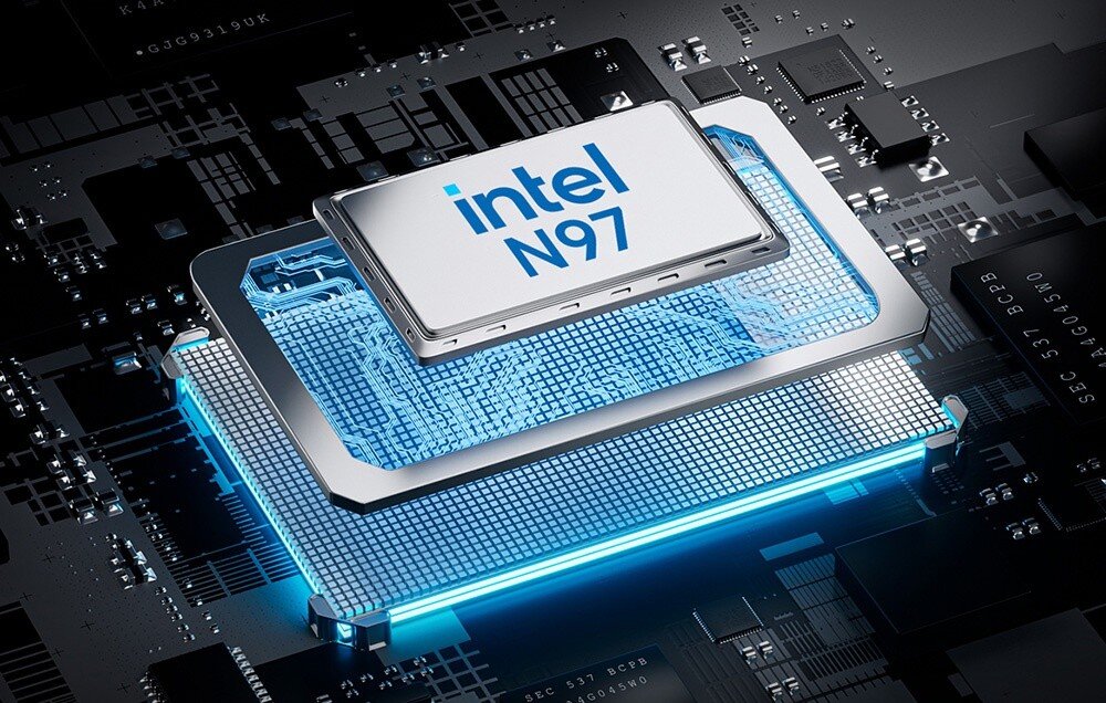 Komputer GMKTEC G5 Procesor z napisem 'Intel N97' umieszczony na tle płyty głównej z niebieskim podświetleniem, procesor, rdzenie, wydajność