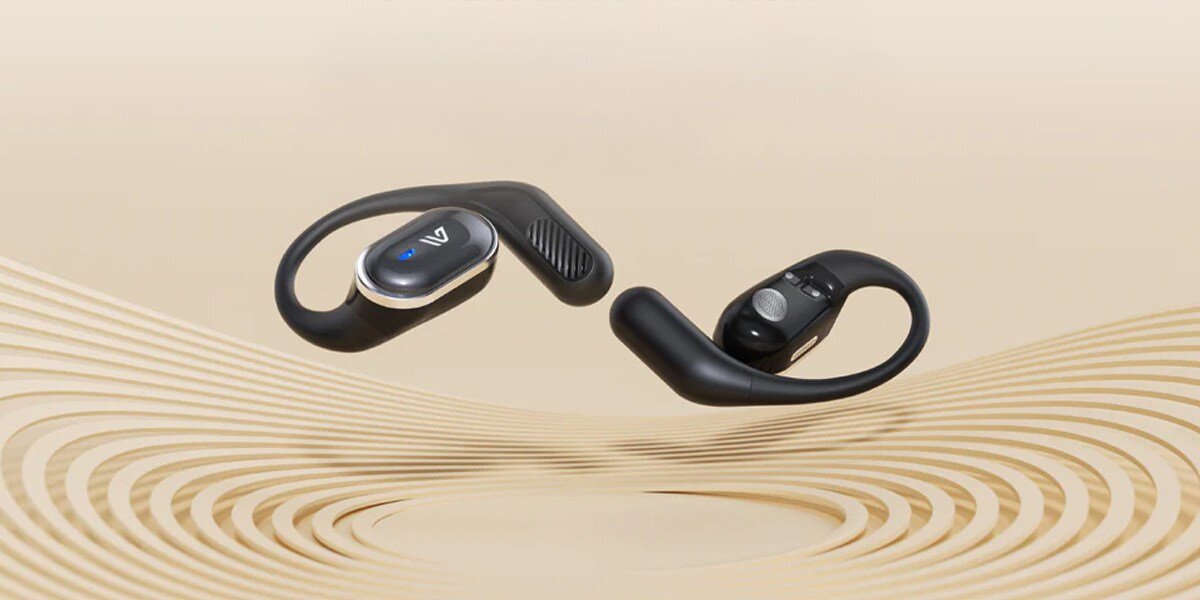 WEOFLY OutFits - słuchawki na jasnym tle