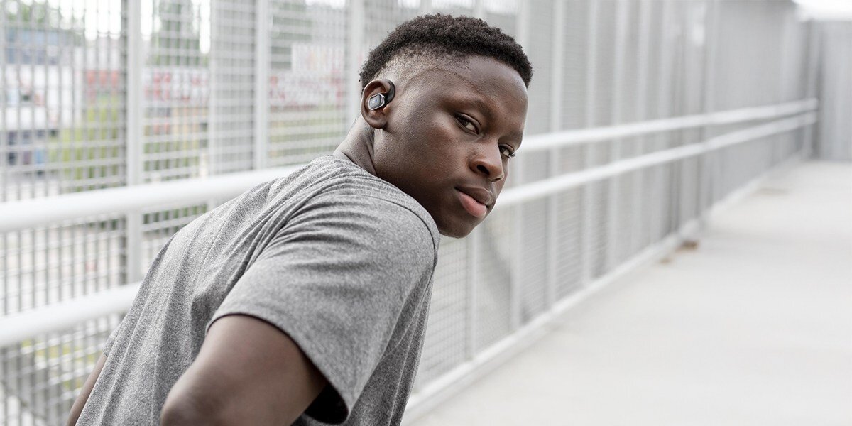 WEOFLY OutFits słuchawki open-ear Bluetooth 5.4 10 metrów - słuchawki w uchu mężczyzny