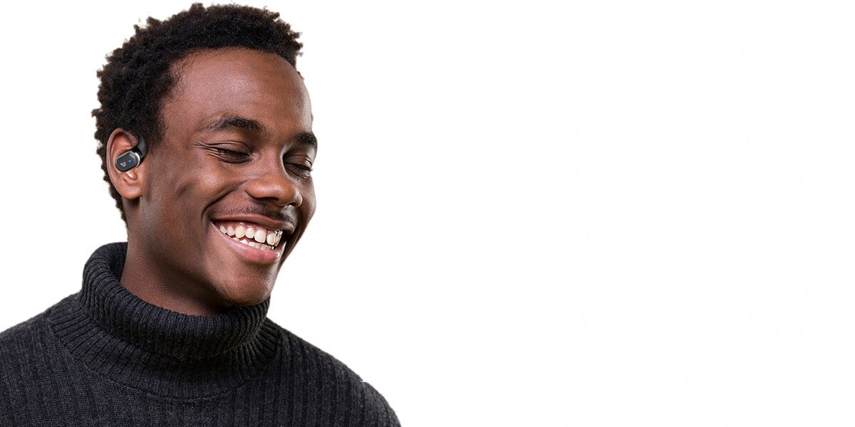 WEOFLY OutFit open-ears miękka i elastyczna budowa słuchawki w uchu mężczyzny