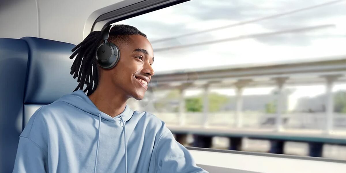 WEOFLY Tour 40-milimetrowym dynamicznym przetwornikom Wysoka czułość głośników (110 dB) obsługa kodeków SBC i AAC - słuchawki na uszach męzczyzny